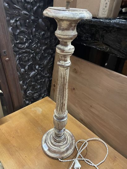 Pied de lampe en bois en forme de colonne...