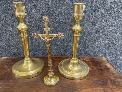 null Deux bougeoirs d'officier en laiton vers 1820 et un crucifix en laiton 19ème

H...