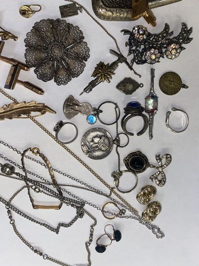 null Lot de bijoux fantaisie broche chapelet, médailles en métal doré