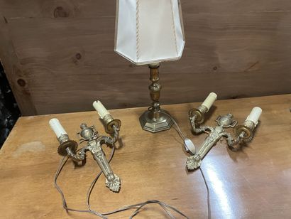 null Paire d'appliques en laiton à deux feux.

Joint une lampe