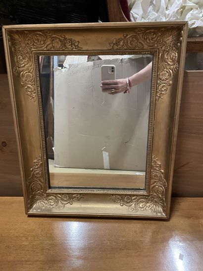 null Miroir en bois doré à décor de coquilles et fleurs

52 x 43 cm