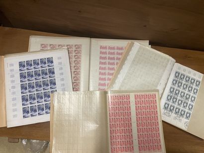  Quatre albums classeurs pour feuilles entières de 50 et 100 timbres