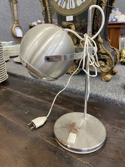 null Travail des années 60

Lampe de bureau en métal, réflecteur de forme sphérique

H...
