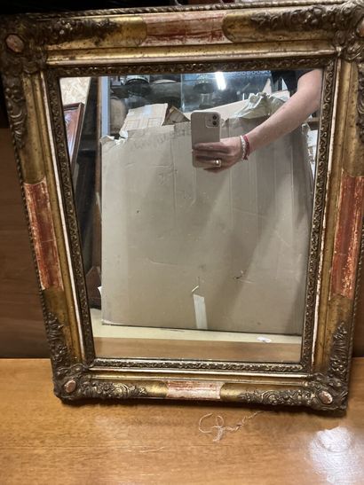 Miroir en bois et stuc doré 
55 x 46 cm