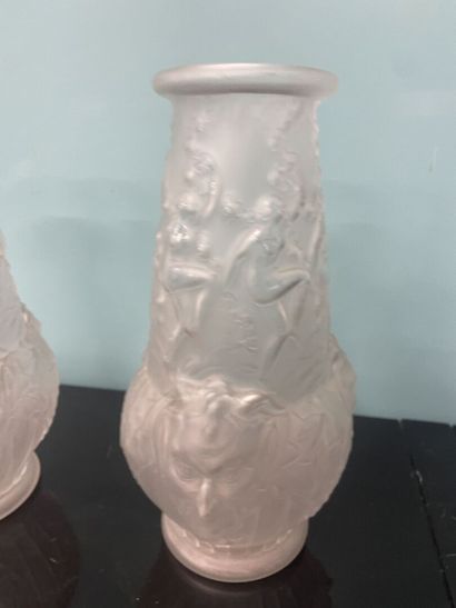 null Paire de vases en verre moulé à décor de danseuses et de faunes

H : 32 cm