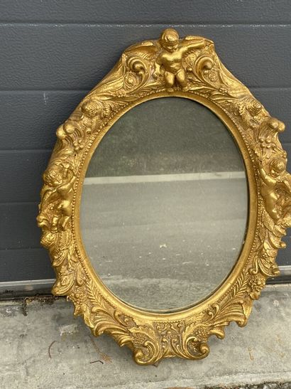 null Un miroir ovale à décor de putto

H totale 55 cm