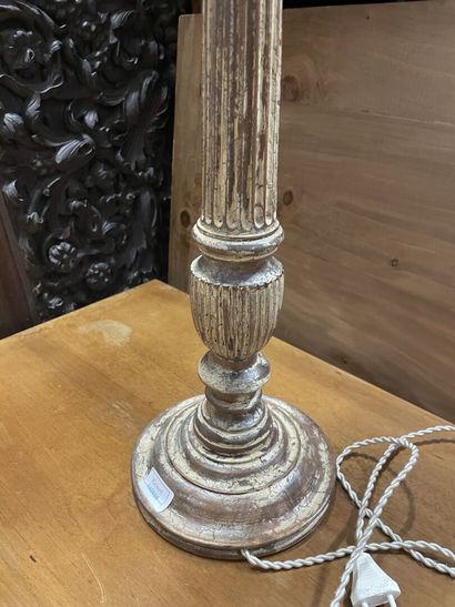 null Pied de lampe en bois en forme de colonne cannelée

H : 67