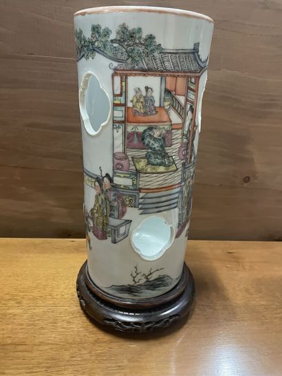 null Chine Vase à perruque en porcelaine à décor de scène d'intérieur

H ; 28 cm
