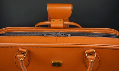 null SCHEDONI pour FERRARI

Valise de Ferrari 456 GT en cuir tan. Fermoir doré et...