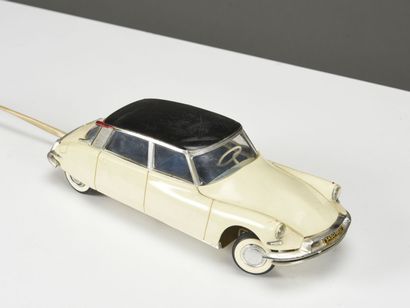 null "GeGé" CITROEN DS 19 

Filoguided 

In its original box (damaged)

Condition...