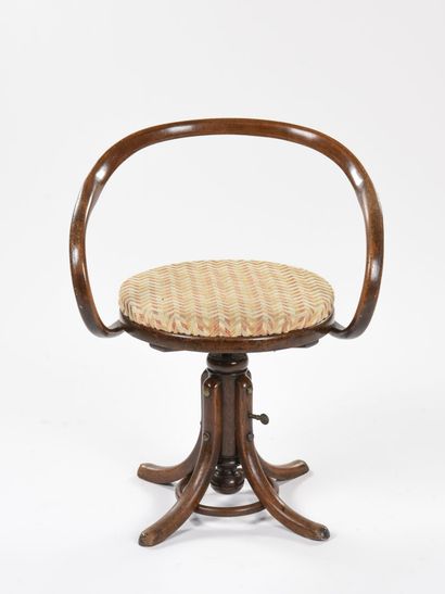 null Michael THONET (1796-1871) 



Office armchair with screw varying from model...