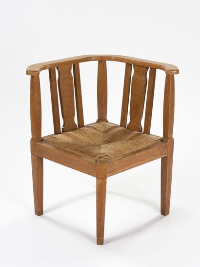 null FRENCH WORK

Pair of low armchairs in solid oak with curved and openwork back.

Seat...