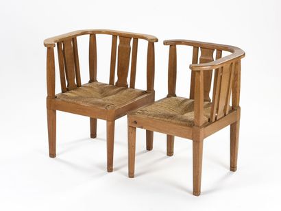 null FRENCH WORK

Pair of low armchairs in solid oak with curved and openwork back.

Seat...