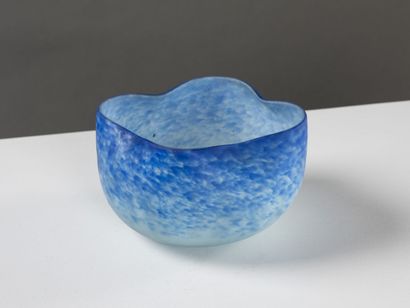 null DAUM NANCY



Cup of quadrilobate form out of marbled glass in the blue tones.

Signed...