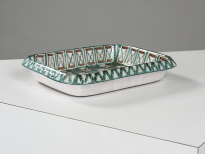null Robert PICAULT (1919 - 2000)



Elongated dish in polychrome enamelled ceramic...