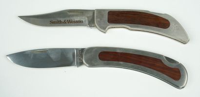 null Deux couteaux pliants avec manche en acier et incrustation de bois. 



Un couteau...