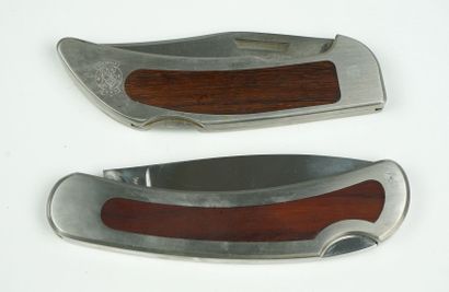 Deux couteaux pliants avec manche en acier...