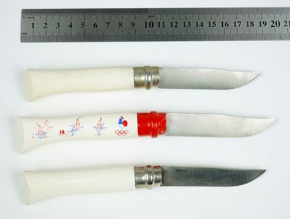 null Trois couteaux de forme OPINEL, système à virole, émis pour les Jeux Olympiques...