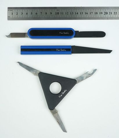 null Trois couteaux pliants Pierre CARDIN.



Un couteau pliant de forme triangulaire...