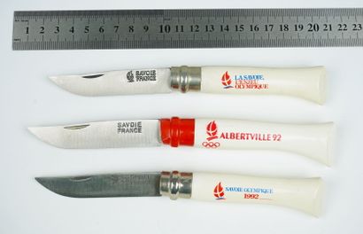 null Trois couteaux de forme OPINEL, système à virole, émis pour les Jeux Olympiques...