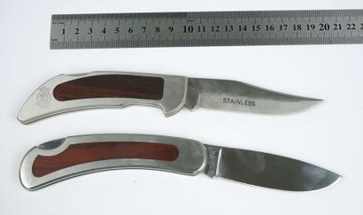 null Deux couteaux pliants avec manche en acier et incrustation de bois. 



Un couteau...