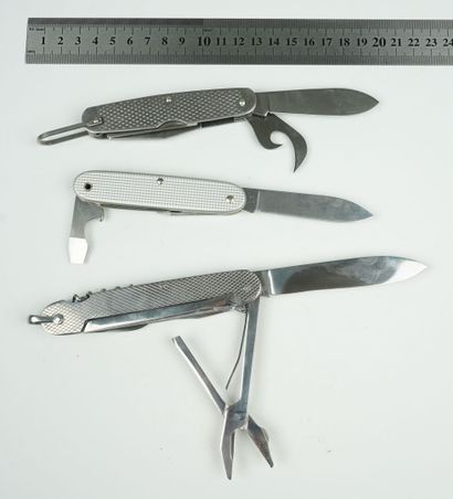 null Un lot de 3 couteaux pliants multilames, manche en métal.



Un couteau VICTORINOX,...