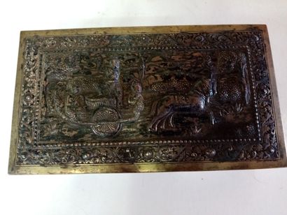 null Boite cambodgienne travaillée au repoussé, joint une autre boîte asiatique (manques)...