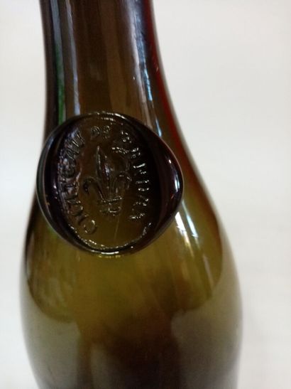 null Famille d'Orléans 

Bouteille de vin en verre portant le cachet du Château de...