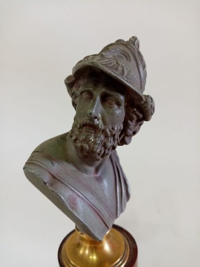 null Buste de Pericles en régule sur un socle en marbre griotte

Vers 1900

H. 21...