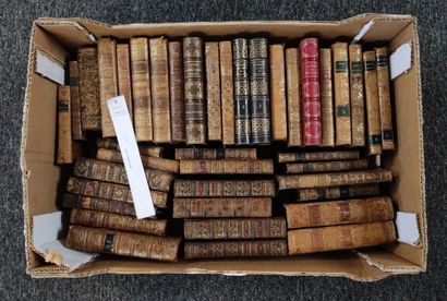  Un carton de livres reliés du XVIIIe ou du XIXe siècle.