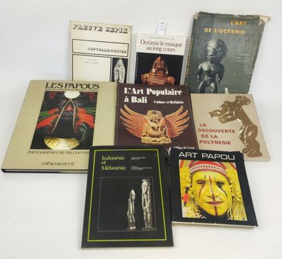 [Arts premiers]. 8 volumes, dont Les Papous,...