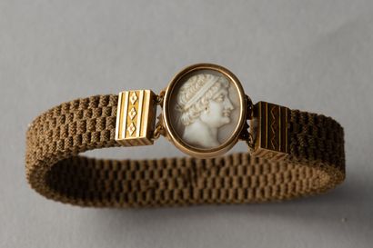 null Bracelet en cheveux, monture en or jaune. Fermoir oval serti d'un camée coquille

Vers...