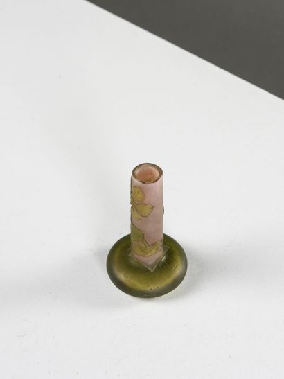 null Émile GALLÉ (1904-1936) 
Vase miniature à base ronde aplatie à haut col cylindrique....