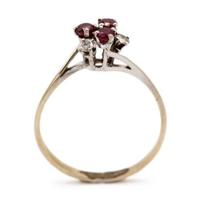null Ring in 18 K (750) white gold bouquet of rubies and diamonds. 

Weight 2,20...