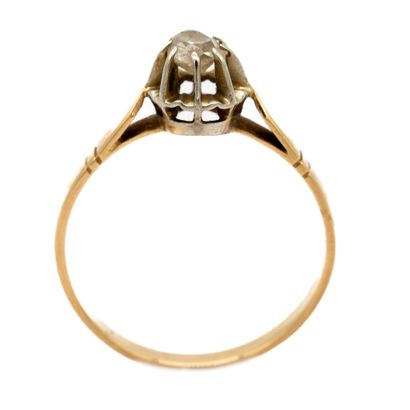 null Ring in 18 K (750) yellow gold with a cushion-cut diamond (accident). 

Weight...