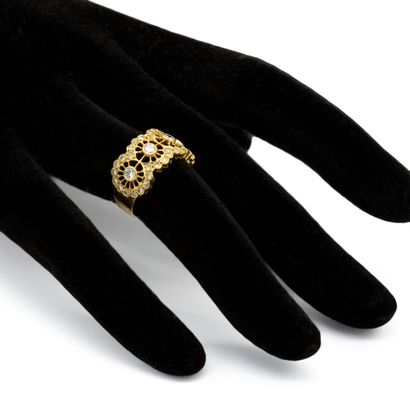 null Band ring in 18 K (750) yellow gold, four openwork flowers set with diamonds....