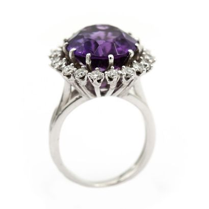 null Daisy ring in white gold (750) 18K in the center an oval faceted amethyst, surrounded...