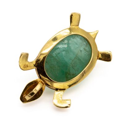 null Pendant in 18 K (750) yellow gold representing a turtle with an engraved cabochon...