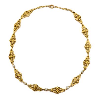 null Antique choker in 18 K (750) yellow gold. Floral diamond-shaped links alternated...