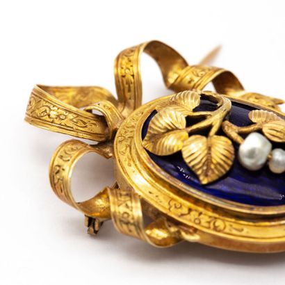 null Attributed to MELLERIO MELLER 18K yellow gold oval translucent blue enamel brooch...