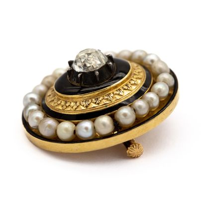 null Broche en or jaune 18 K (750) de forme ovale, couronnée de perles imitation,...