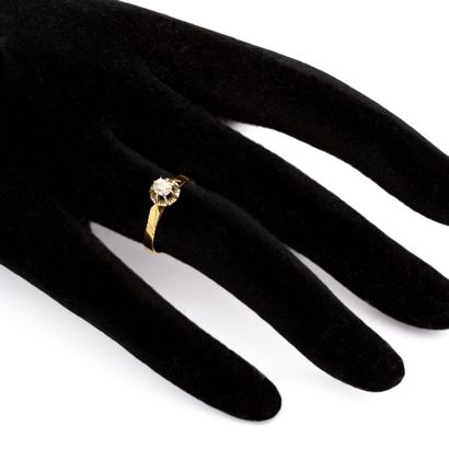 null Ring in 18 K (750) yellow gold with a cushion-cut diamond (accident). 

Weight...