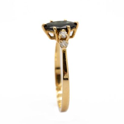 null Ring in 18 K (750) yellow gold with an oval sapphire and 2 diamonds. 

Weight...