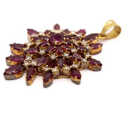 null Pendant in 18 K (750) yellow gold with pear-cut rubies, round rubies and diamonds....