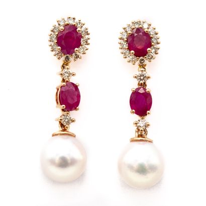 Paire de pendants d'oreilles en or rose (750)...