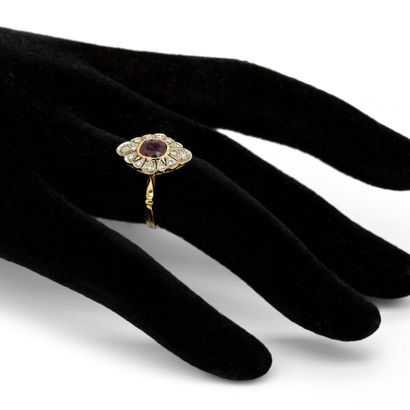 null Ring in 18K (750) yellow gold, diamond-set cushion ruby. 

Weight 4,6 

TDD...