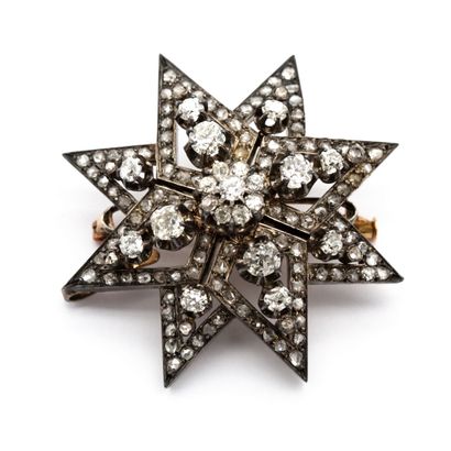 null Brooch or pendant eight-pointed star in gold (750) 18K and silver fully set...