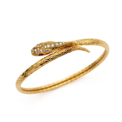 Bracelet serpent articulé en or jaune ciselé...