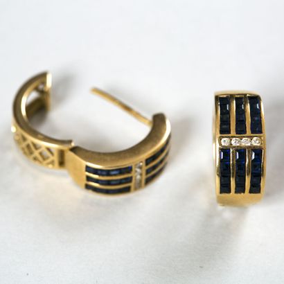 null Pair of 18k (750) yellow gold hoop earrings with three lines of calibrated sapphires...
