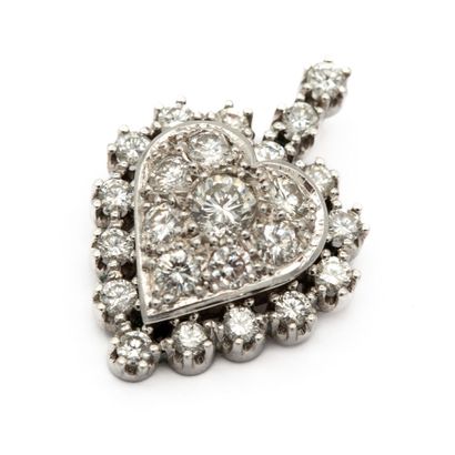 null Pendentif en or blanc 18 K (750), figurant un coeur entièrement serti de diamants....
